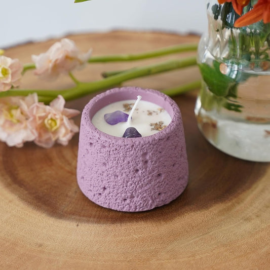 Crown Chakra Amethyst Candle – Ebony & Rose Scented Soy & Beeswax Candle with Amethyst | Handmade Light Purple Cement Jar | Calm, Clarity & Mindfulness Gift (200 g)